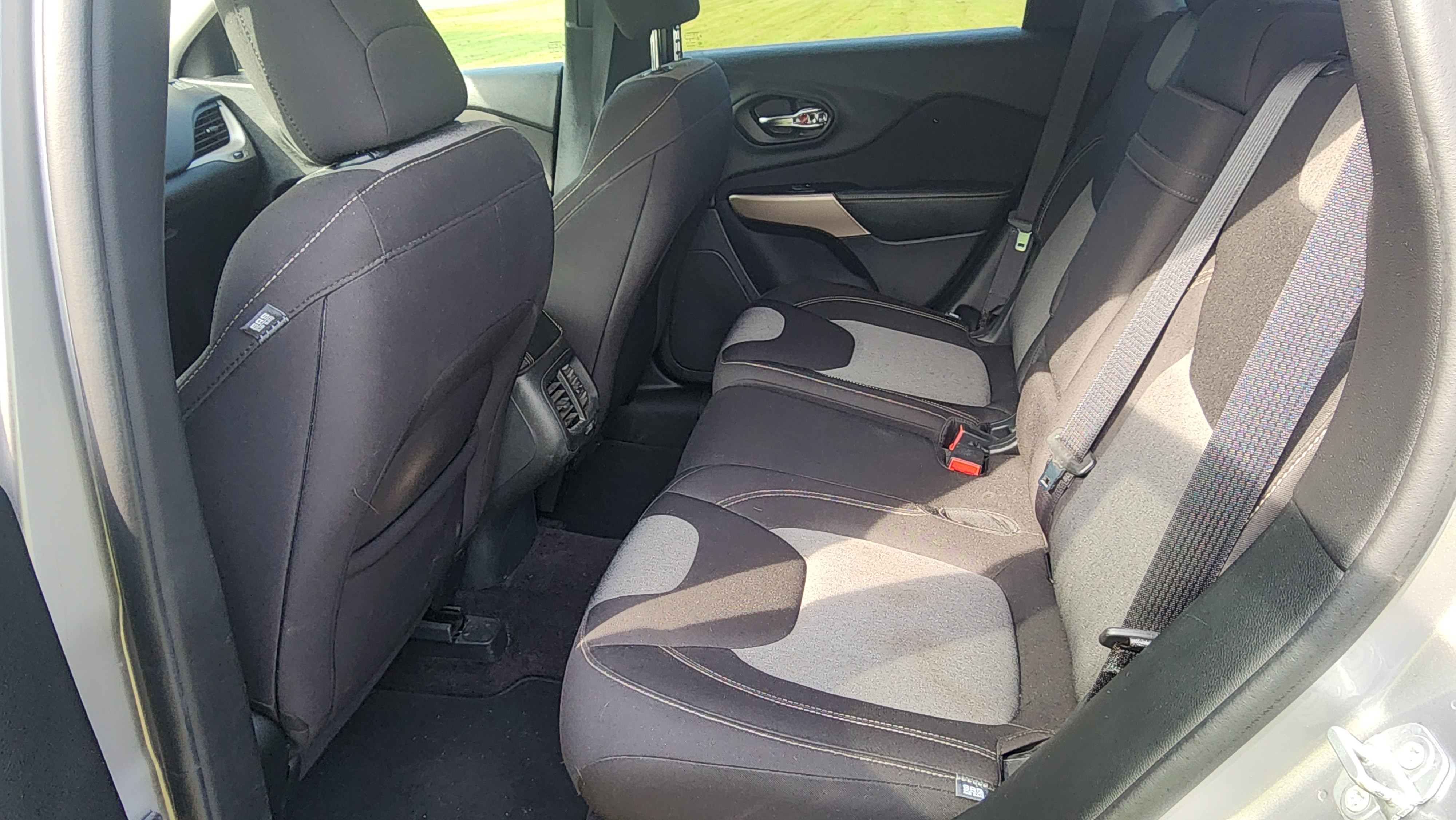 Used 2018 Jeep Cherokee Latitude w/ Safety Group AWD/4WD image 6