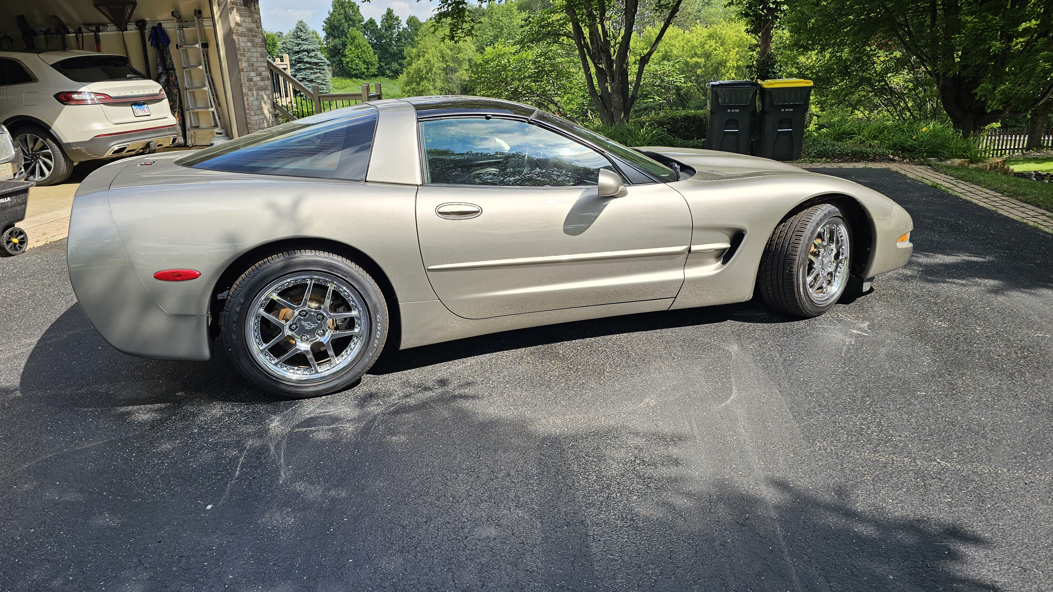 Used 2001 Chevrolet Corvette Coupe w/ Preferred Equipment Group2 RWD image 6
