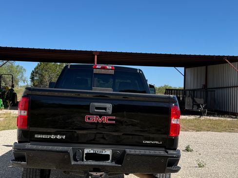 Used 2017 GMC Sierra 2500 Denali w/ Suspension Package, Off-Road AWD/4WD image 8