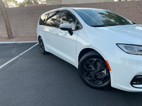 Used 2023 Chrysler Pacifica Touring-L w/ S Appearance Package image 4