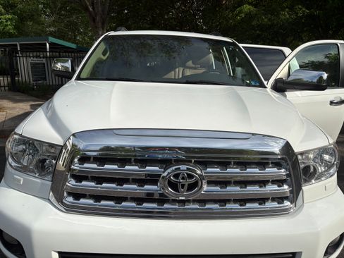Used 2010 Toyota Sequoia Limited image 1
