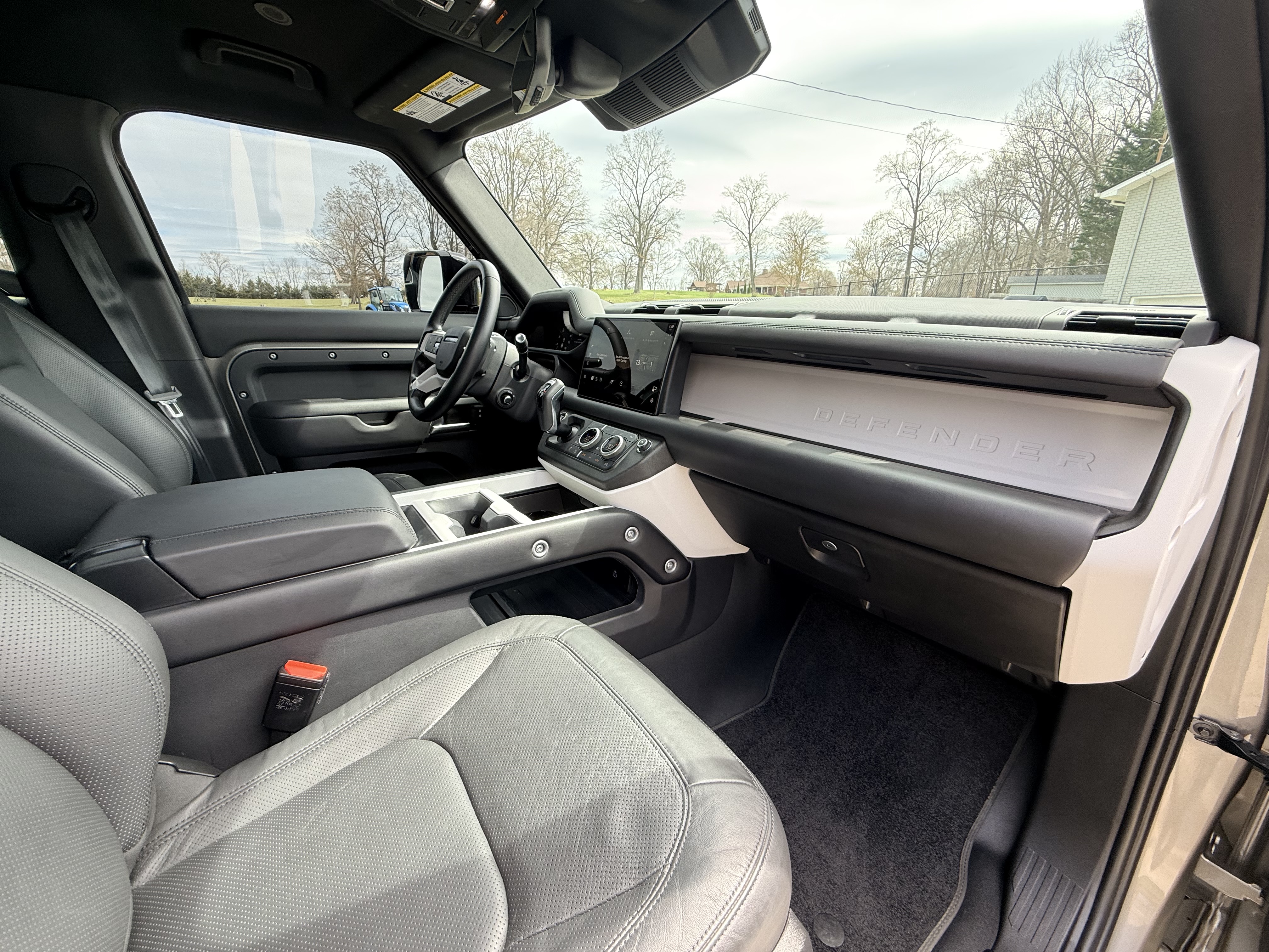 Used 2025 Land Rover Defender 130 X-Dynamic SE AWD/4WD image 14