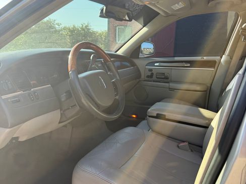 Used 2008 Lincoln Town Car Signature L RWD image 9