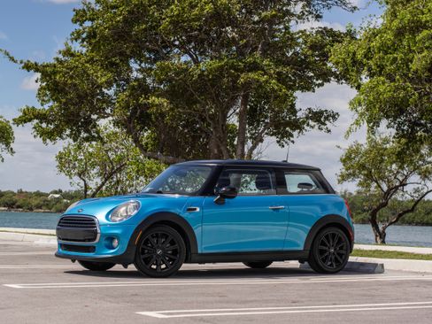 Used 2018 MINI Cooper 2-Door Hardtop image 4