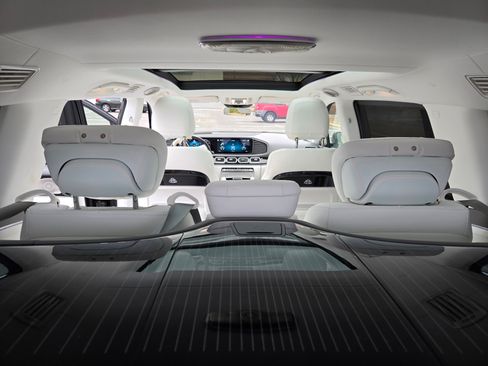 Used 2023 Mercedes-Benz Maybach GLS 600 4MATIC image 12