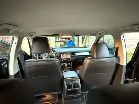 Used 2011 Volkswagen Touareg Sport image 6