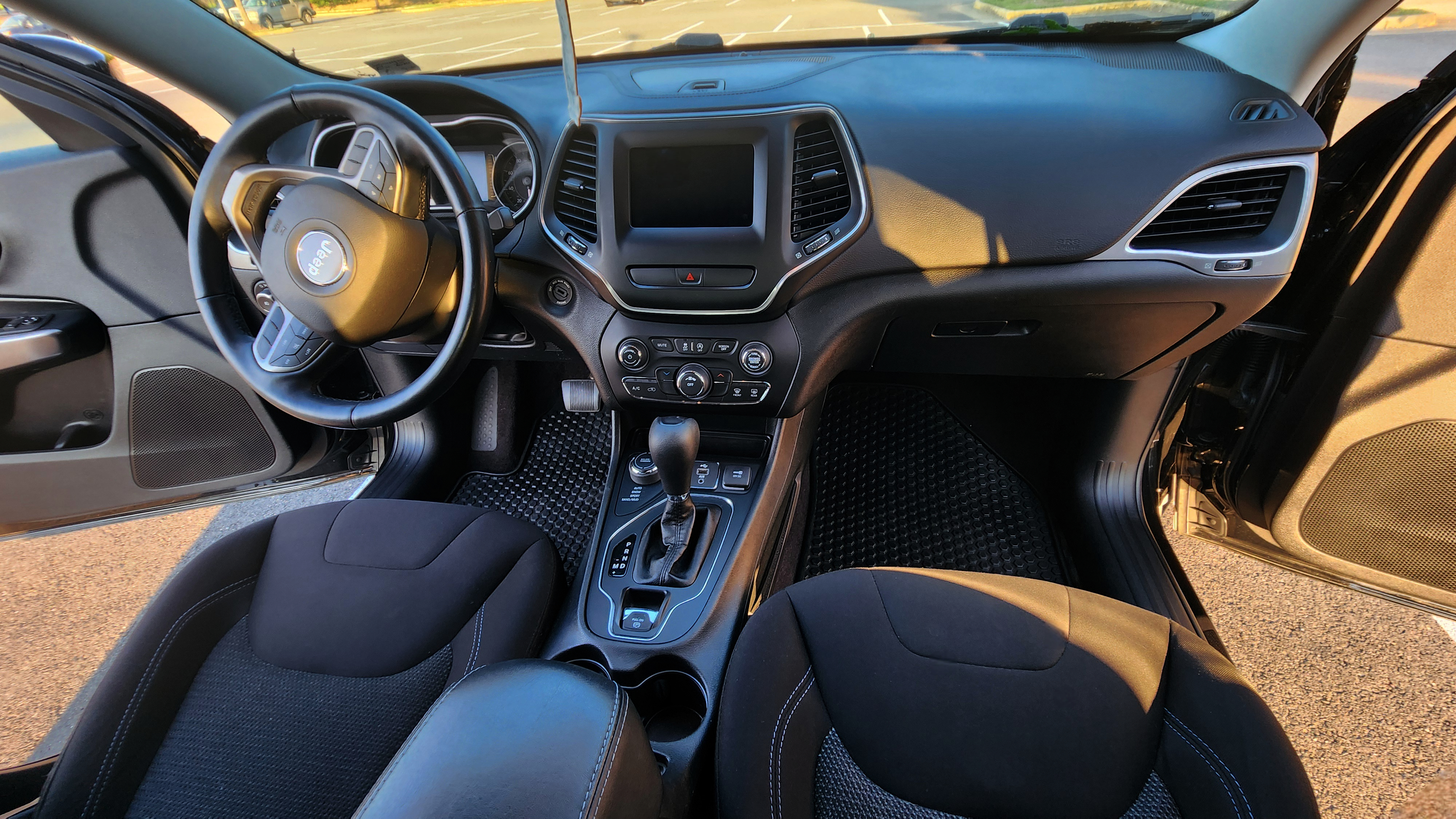 Used 2019 Jeep Cherokee Latitude w/ Cold Weather Group AWD/4WD image 13