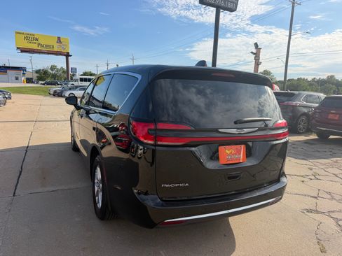 Used 2025 Chrysler Pacifica Select FWD image 11