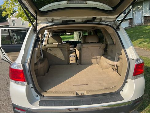 Used 2012 Toyota Highlander SE w/ Tow Pkg AWD/4WD image 12