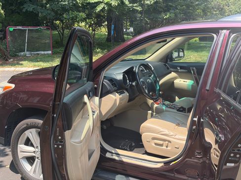 Used 2012 Toyota Highlander Limited w/ Tow Pkg AWD/4WD image 6