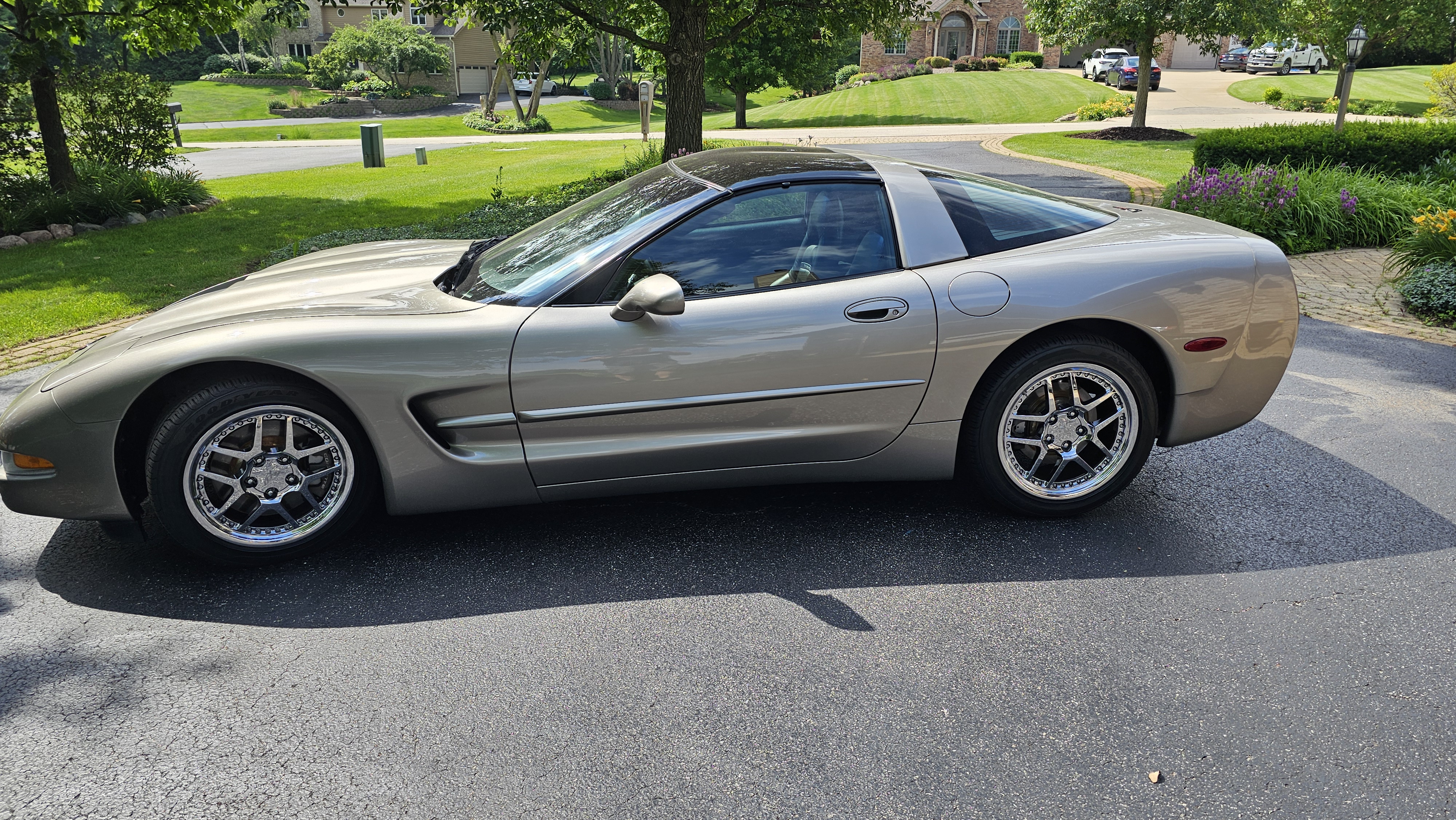Used 2001 Chevrolet Corvette Coupe w/ Preferred Equipment Group2 RWD image 1