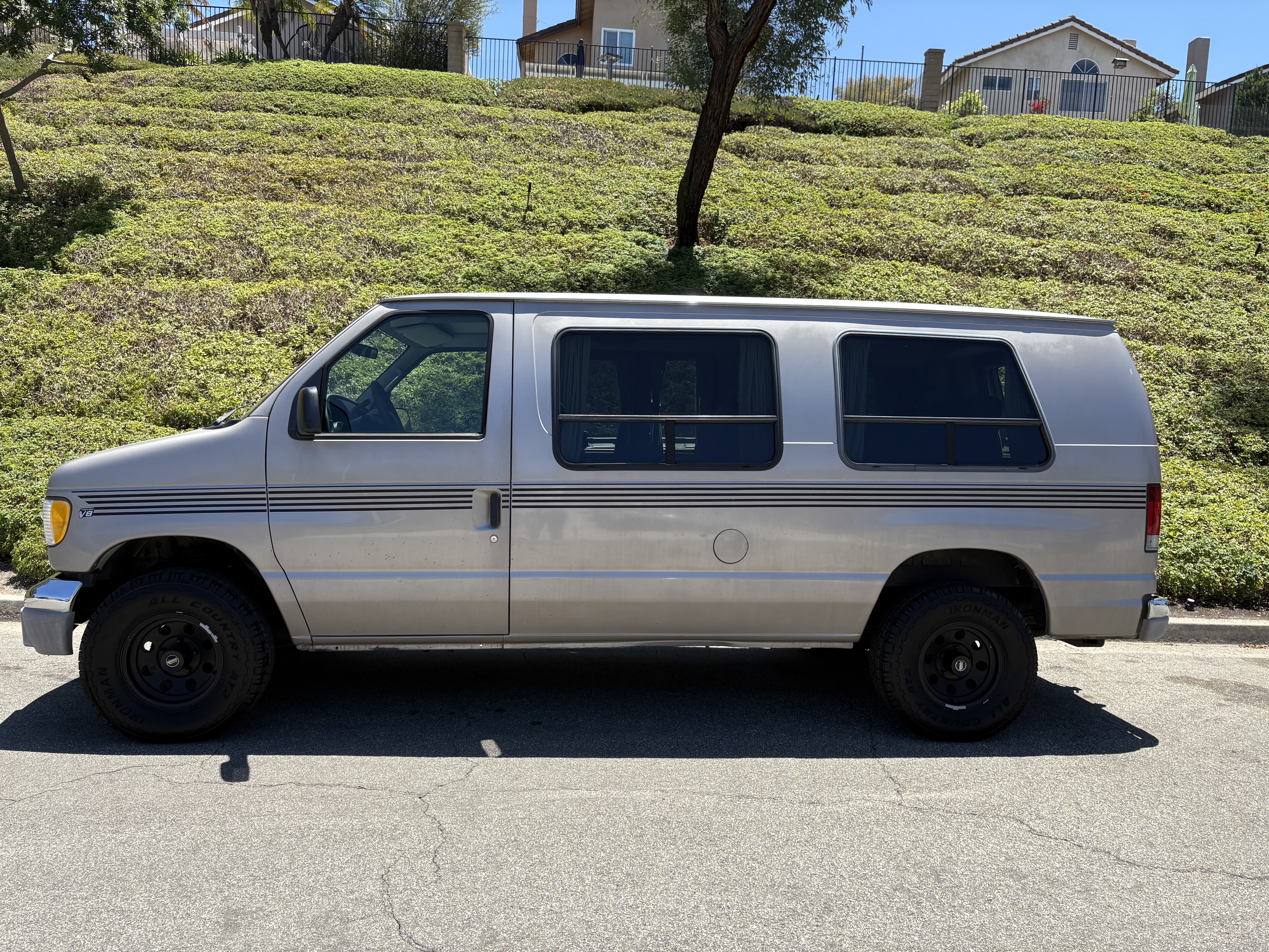 Used 2002 Ford E-150 and Econoline 150 RWD image 2