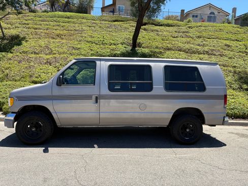 Used 2002 Ford E-150 and Econoline 150 RWD image 2