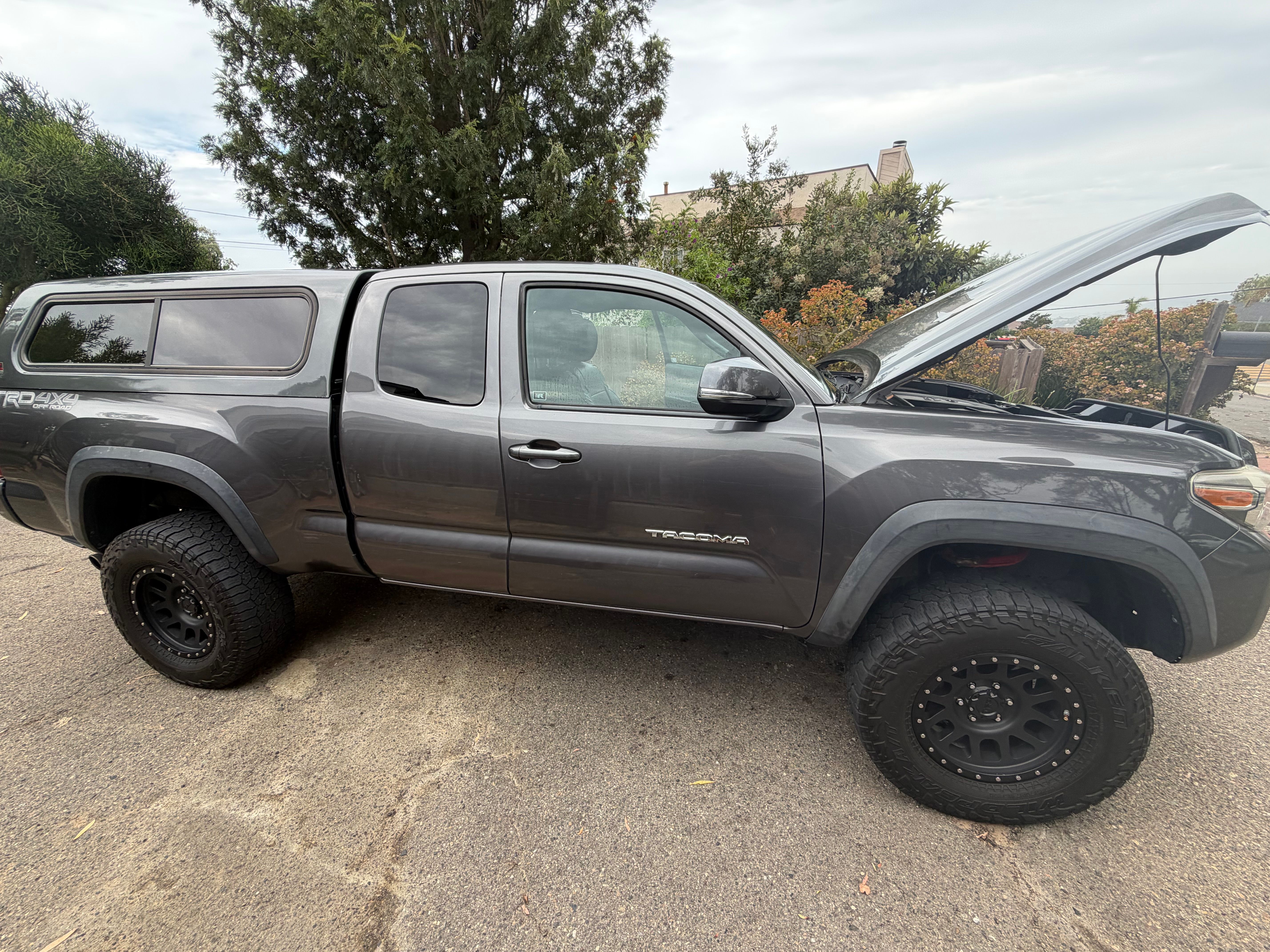 Used 2016 Toyota Tacoma TRD Off-Road w/ Premium & Technology Package AWD/4WD image 8