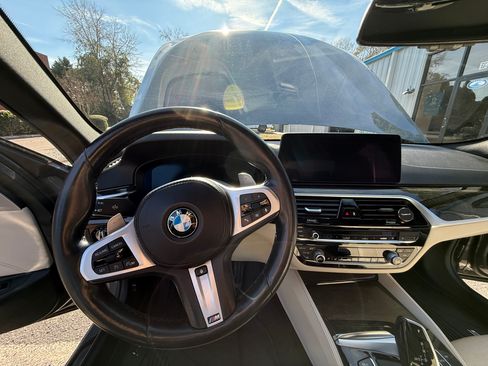 Used 2022 BMW 540i xDrive w/ M Sport Package image 9