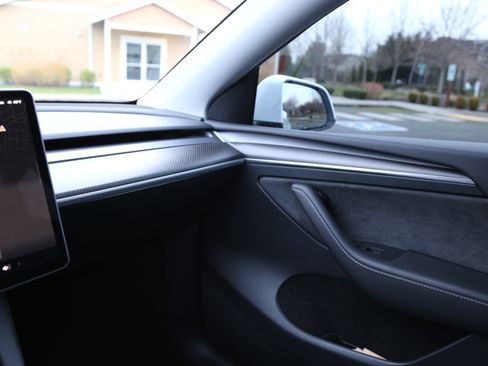 Used 2023 Tesla Model Y Performance image 4