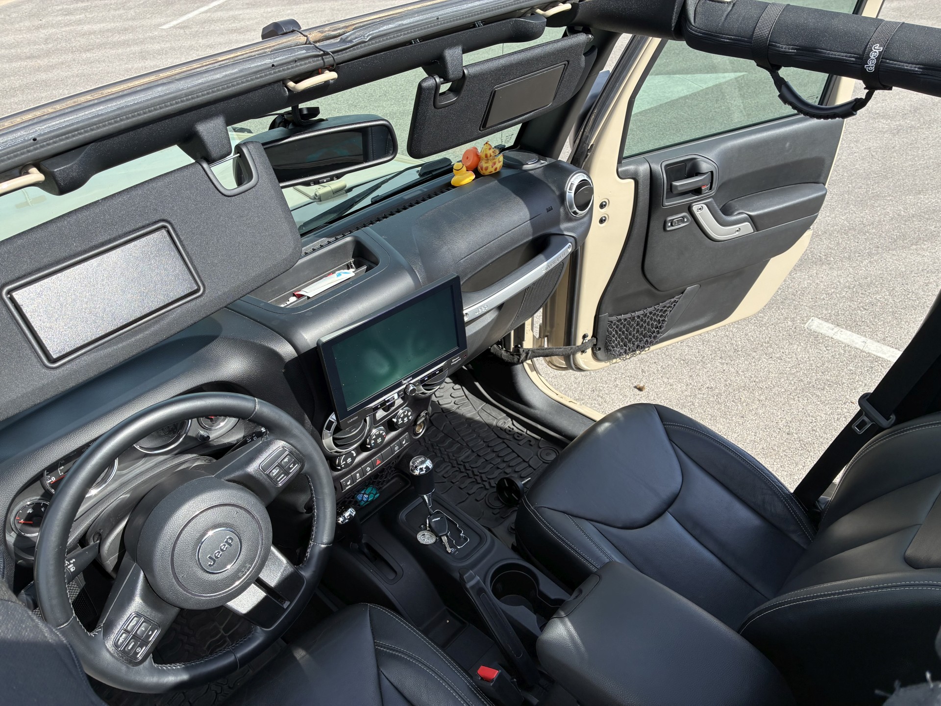 Used 2016 Jeep Wrangler Unlimited Sahara w/ Connectivity Group AWD/4WD image 18