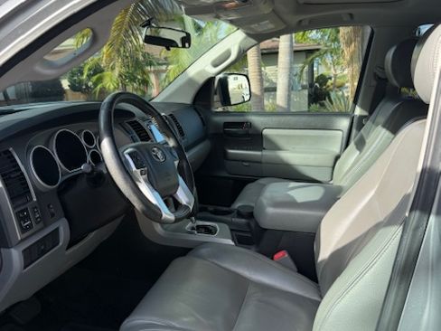 Used 2016 Toyota Sequoia SR5 AWD/4WD image 9