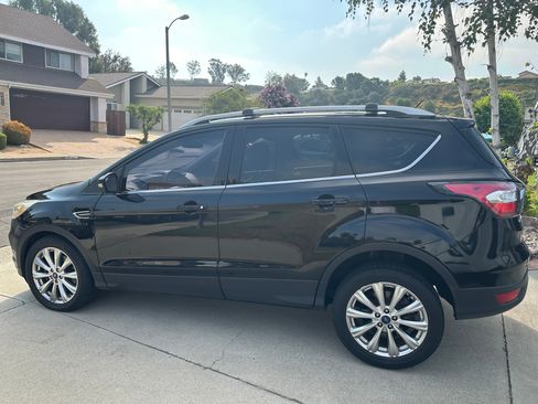 Used 2017 Ford Escape Titanium image 4