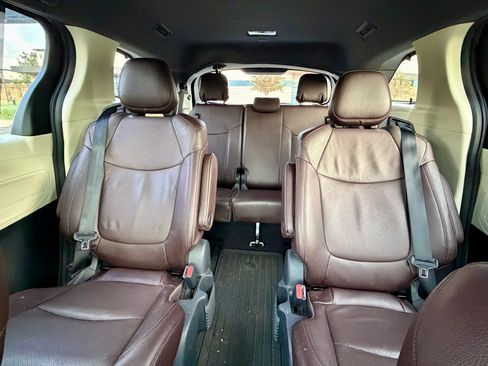 Used 2023 Toyota Sienna Platinum image 15