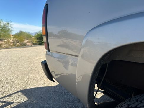 Used 2005 GMC Sierra 2500 SLT w/ Heavy-Duty Power Package AWD/4WD image 2