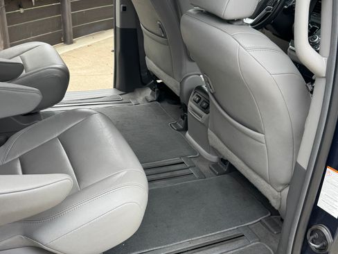 Used 2018 Toyota Sienna XLE Premium w/ Carpet Mat Package FWD image 11