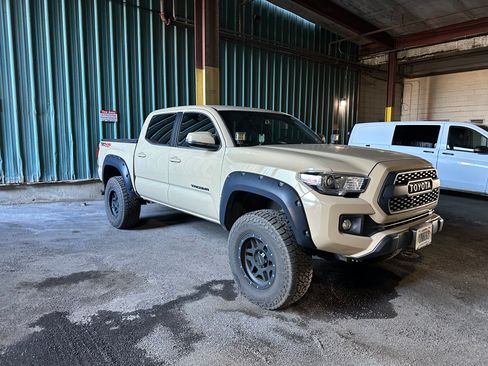 Used 2017 Toyota Tacoma TRD Off-Road w/ Tow Package (A/T) image 6