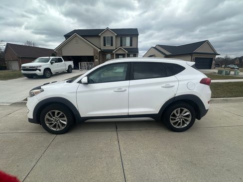 Used 2017 Hyundai Tucson SE image 2