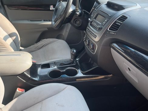 Used 2015 Kia Sorento LX image 4