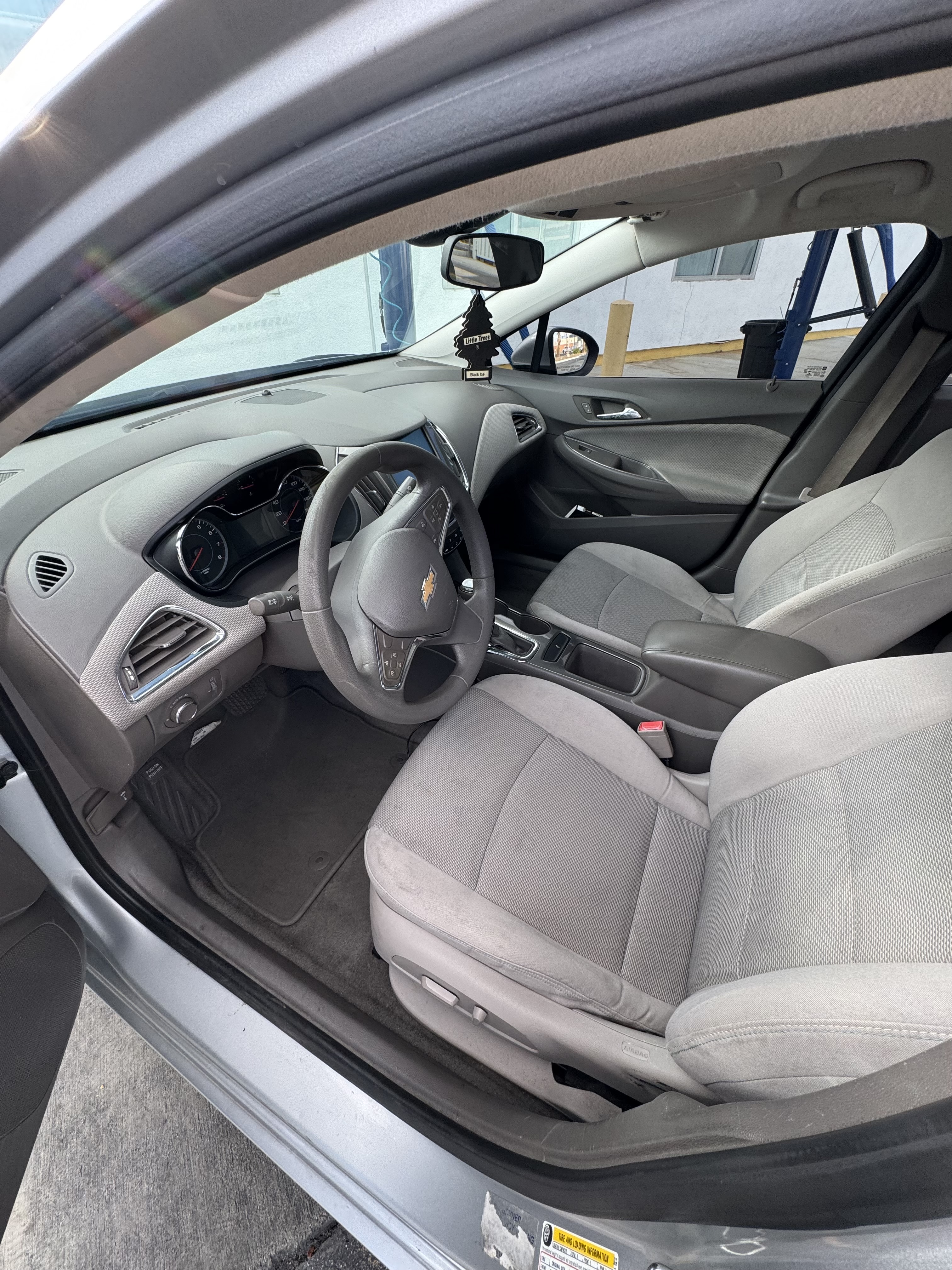 Used 2018 Chevrolet Cruze LT w/ Convenience Package FWD image 6