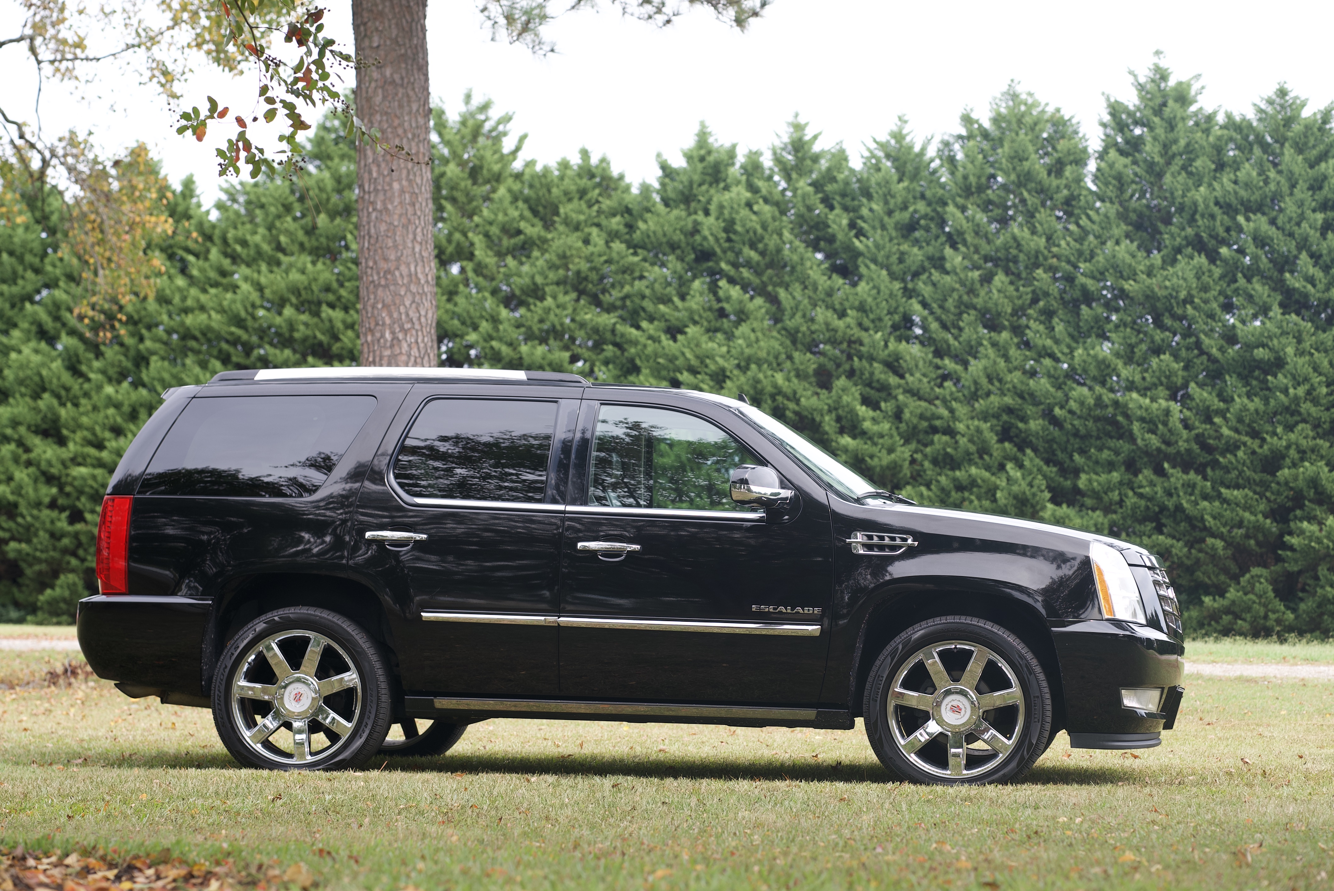 Used 2011 Cadillac Escalade Premium AWD/4WD image 5