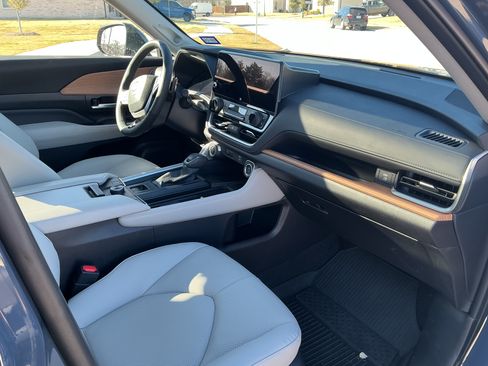 Used 2025 Toyota Grand Highlander AWD image 18