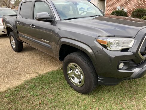 Used 2020 Toyota Tacoma SR5 image 2