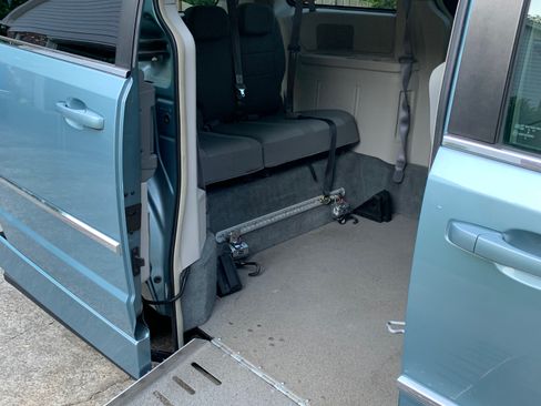 Used 2010 Chrysler Town & Country Touring image 5