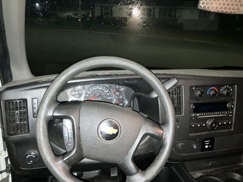 Used 2015 Chevrolet Express 2500 image 6