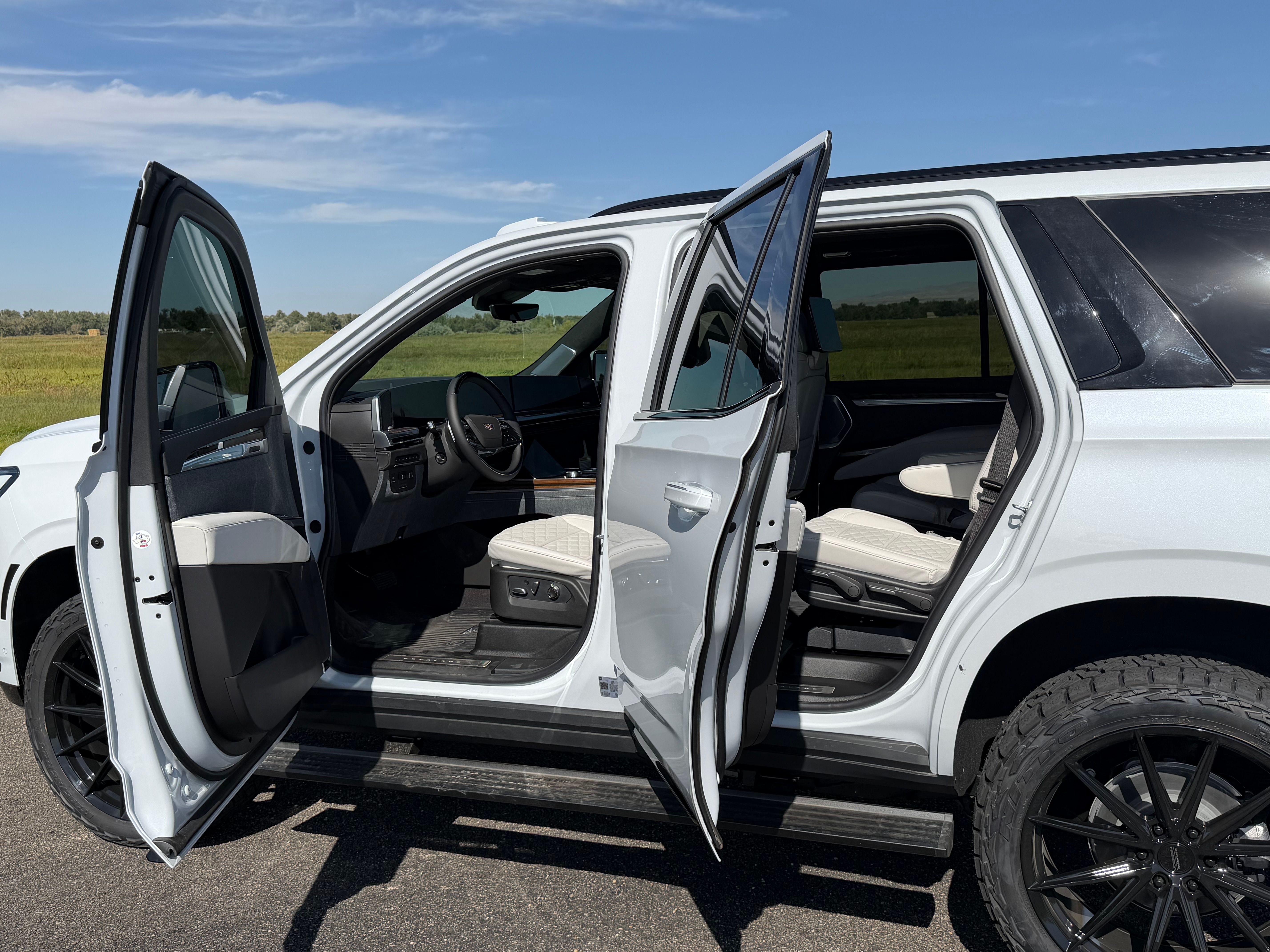 Used 2026 Cadillac Escalade Platinum Sport w/ LPO, ONYX Package AWD/4WD image 11