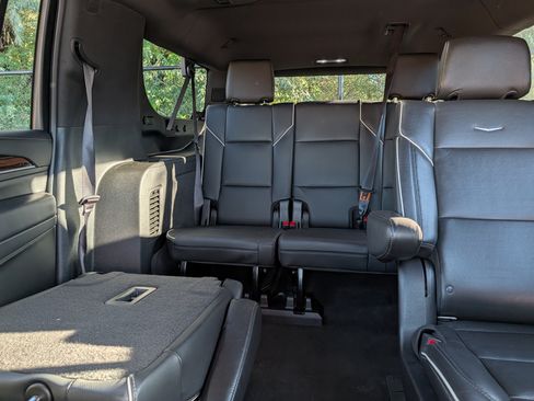 Used 2022 Cadillac Escalade ESV Premium Luxury image 4