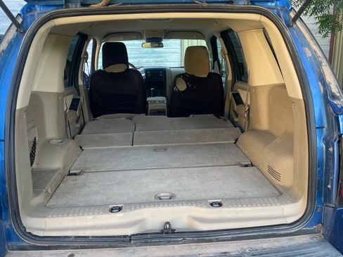 Used 2010 Ford Explorer XLT RWD image 2