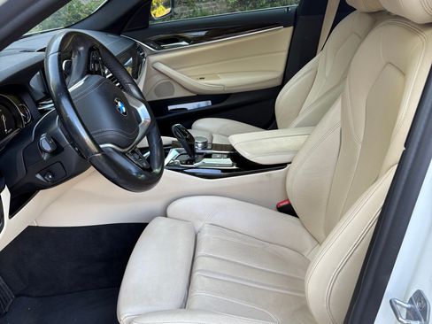 Used 2018 BMW 530i w/ Premium Package image 2