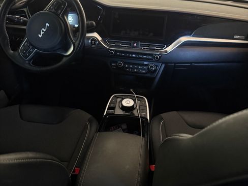Used 2022 Kia Niro EX image 4