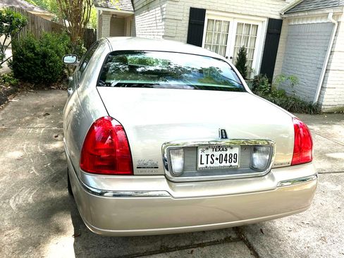 Used 2010 Lincoln Town Car Signature Limited RWD image 16
