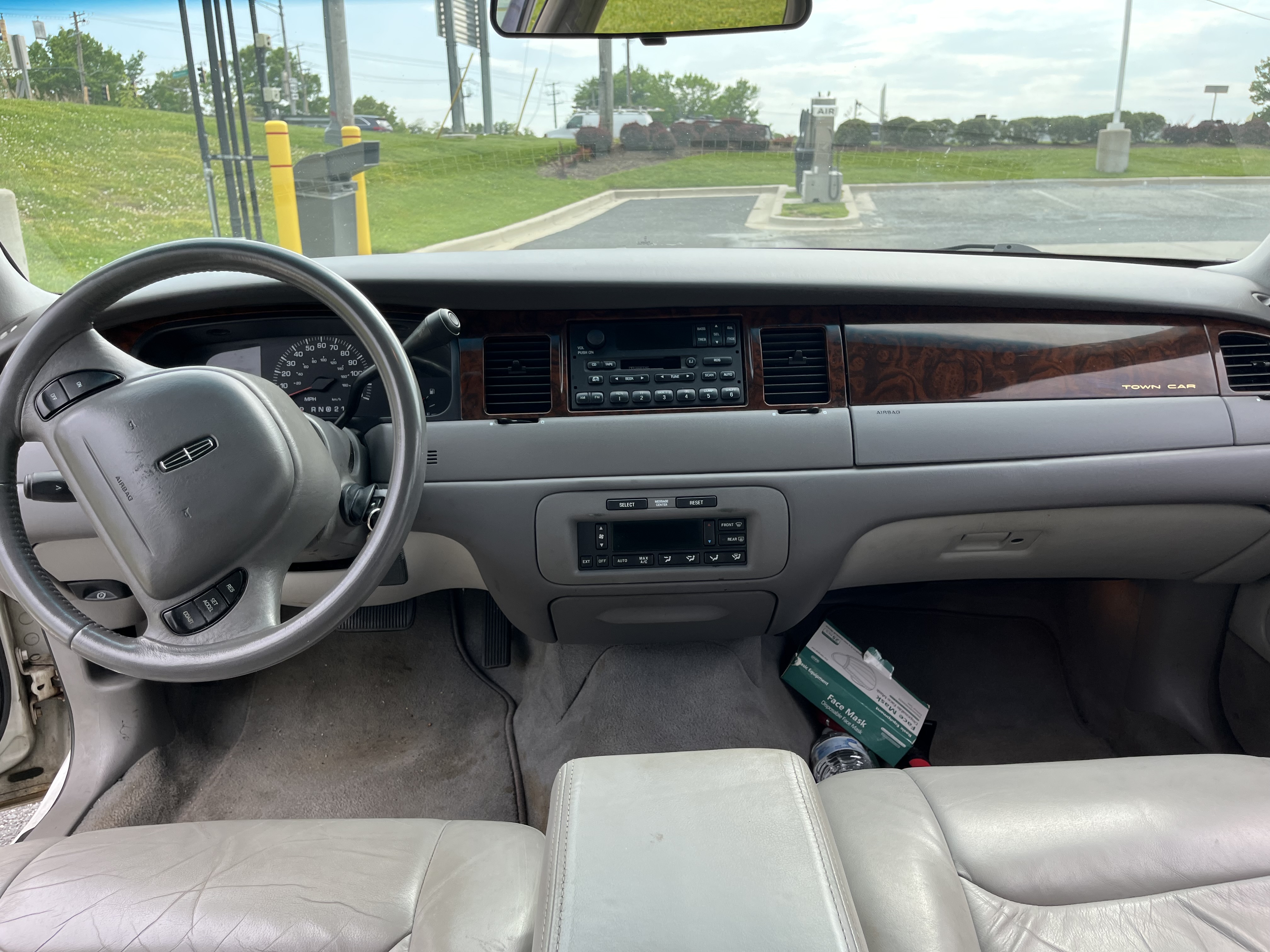 Used 2000 Lincoln Town Car Executive RWD image 10
