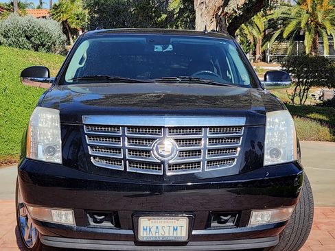 Used 2009 Cadillac Escalade AWD image 2