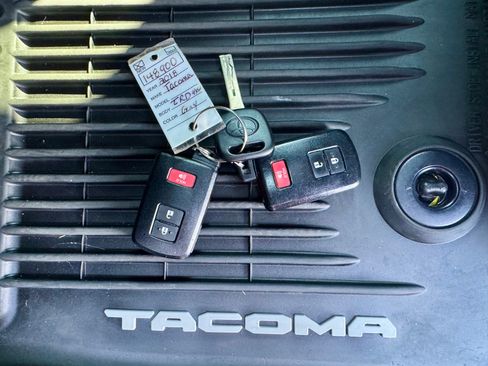 Used 2018 Toyota Tacoma TRD Off-Road w/ Technology Package AWD/4WD image 27
