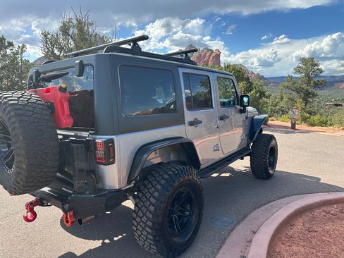 Used 2013 Jeep Wrangler Unlimited Rubicon w/ Connectivity Group AWD/4WD image 8