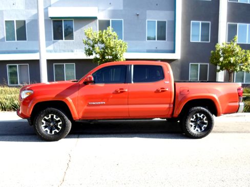 Used 2018 Toyota Tacoma SR5 image 4
