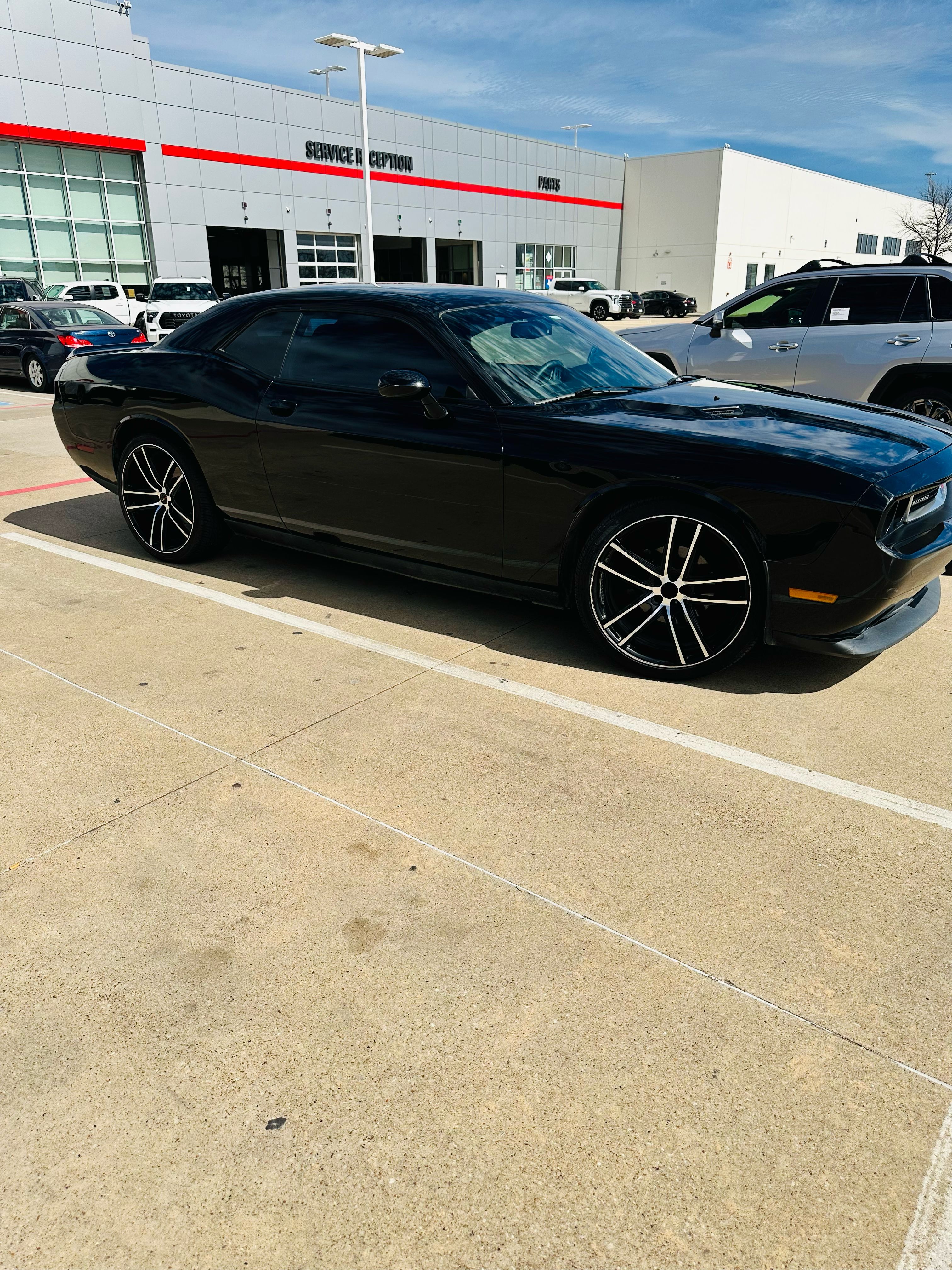 Used 2014 Dodge Challenger SXT RWD image 2