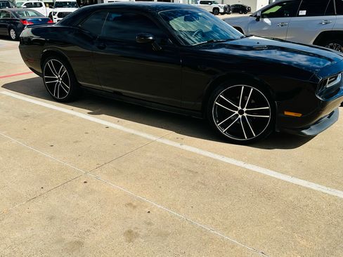 Used 2014 Dodge Challenger SXT image 2