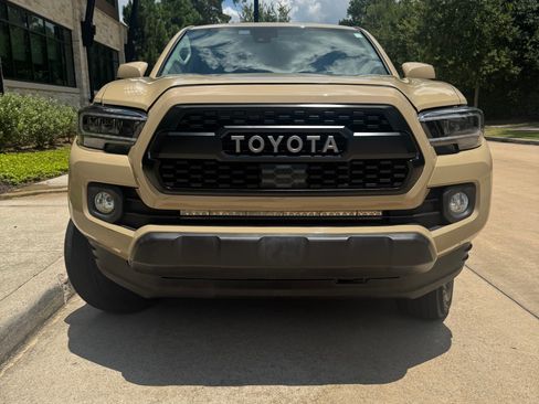 Used 2020 Toyota Tacoma SR5 RWD image 2