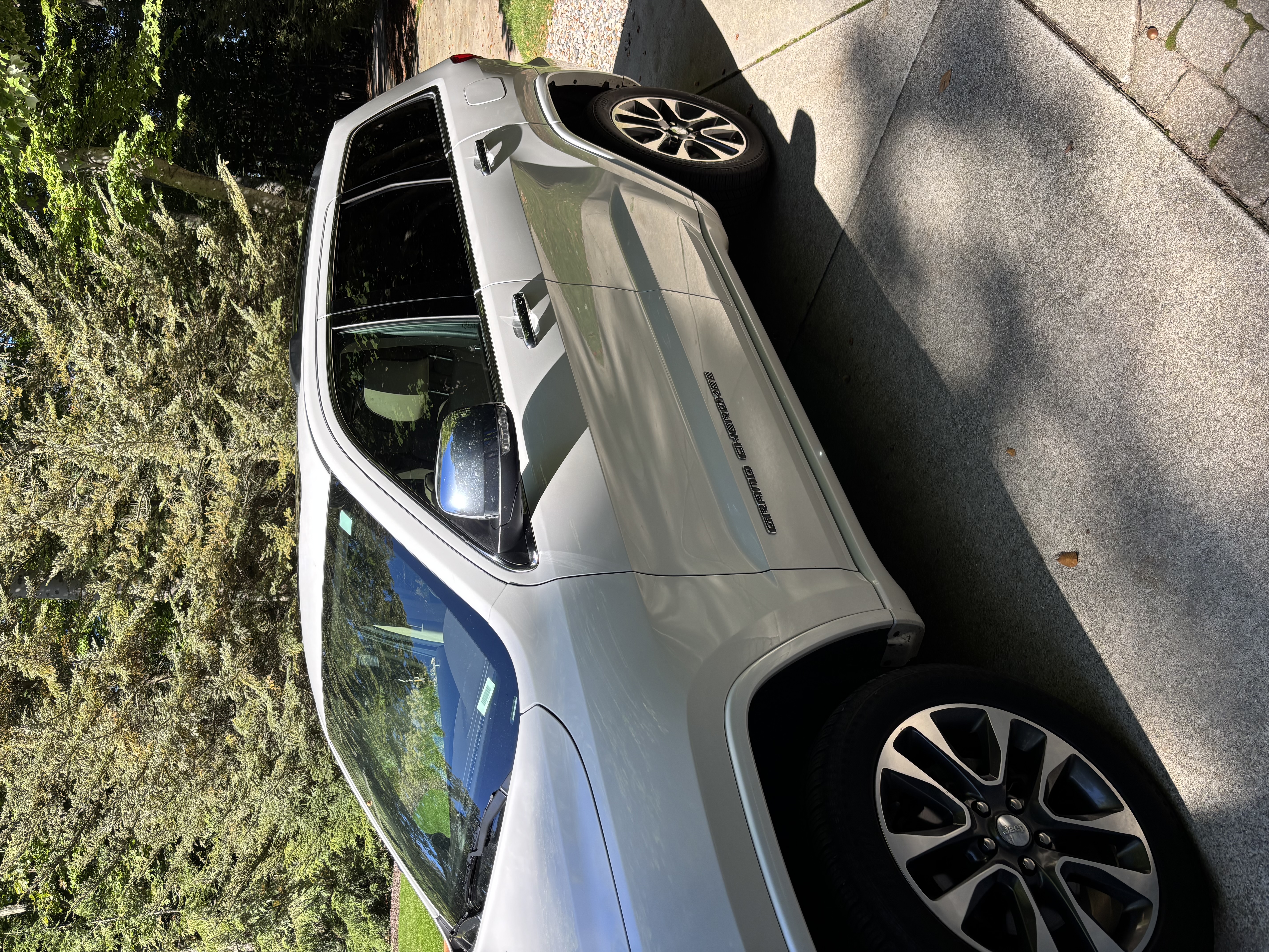 Used 2018 Jeep Grand Cherokee Overland AWD/4WD image 4